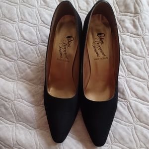 Vintage Rosina Ferragamo Schiavone black suede pump.